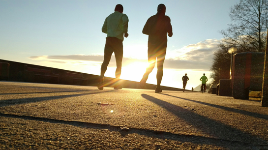 2 personen aan het lopen