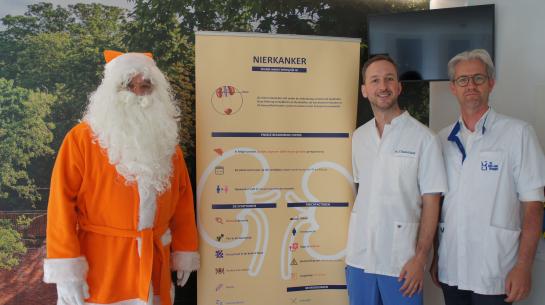 Artsen en oranje kerstman tonen alarmsignalen