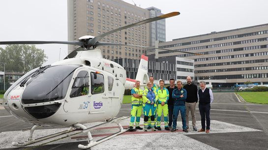Groepsfoto bij MUG-helikopter met team Spoedopname en directie AZ Sint-Jan Brugge