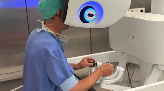 Dr. Christophe Ghysel voert eerste operatie uit met de nieuwe da Vinci 5-robot